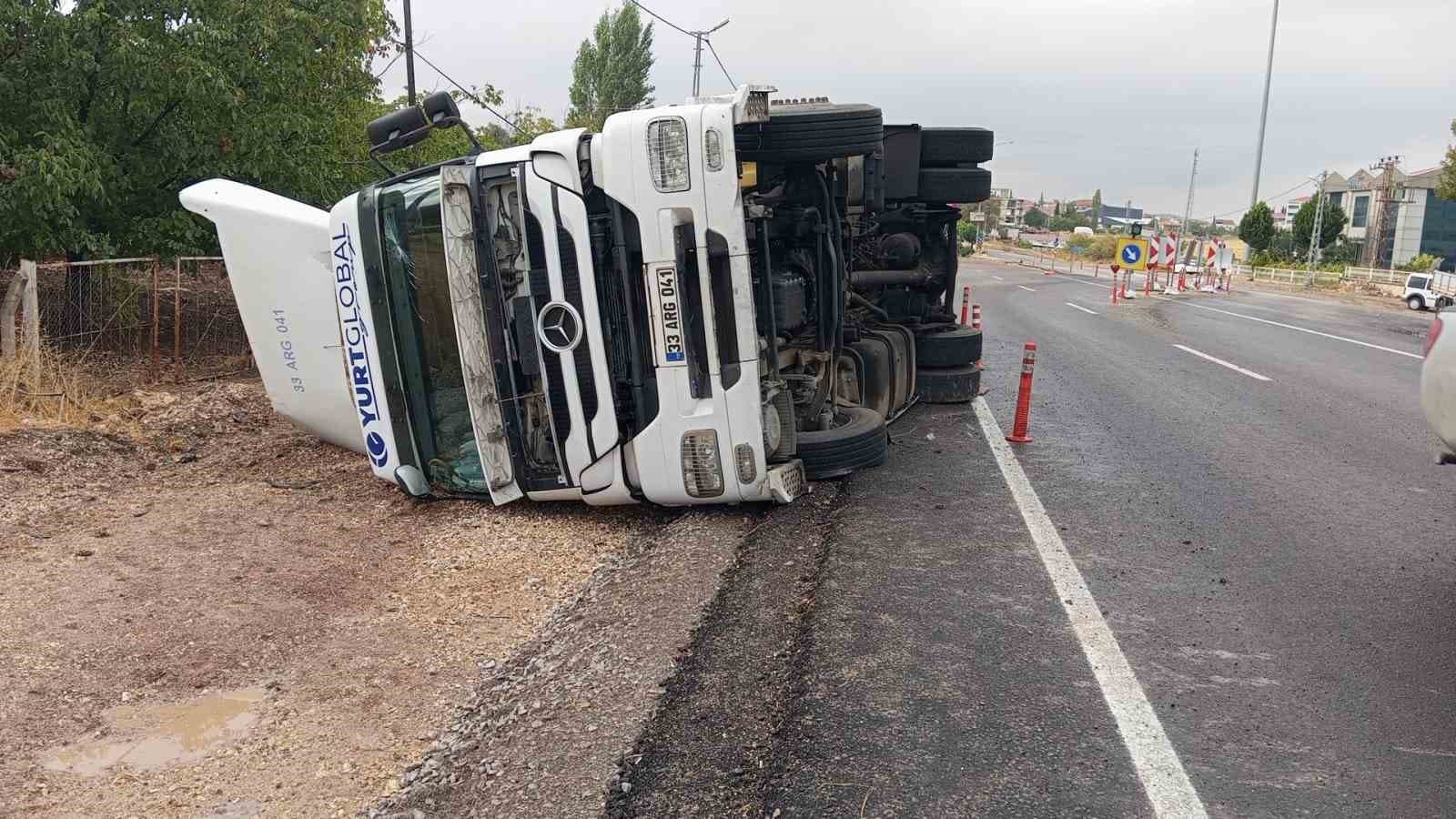 Kontrolden Çıkan Tırın Yan Yatması Kazaya Yol Açtı