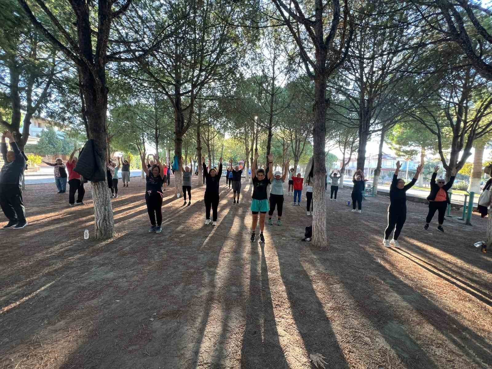 Kuşadası'da Sabah Spor Etkinliğiyle Güne Başlandı