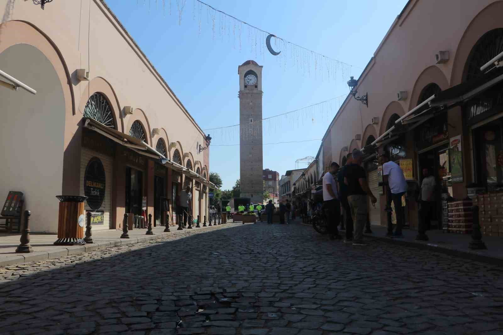 Tarihi Saat Kulesi'nin Bulunduğu Cadde Trafikten Uzaklaştırıldı