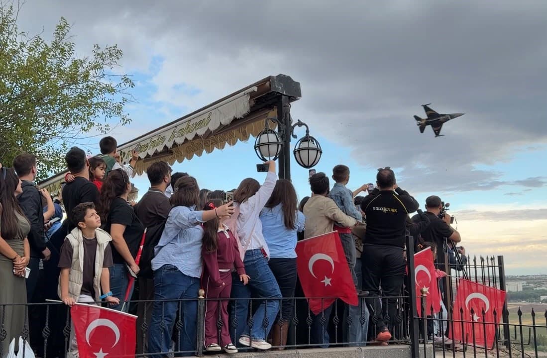 SOLOTÜRK Gösterisi Diyarbakır Semalarında Gerçekleşti