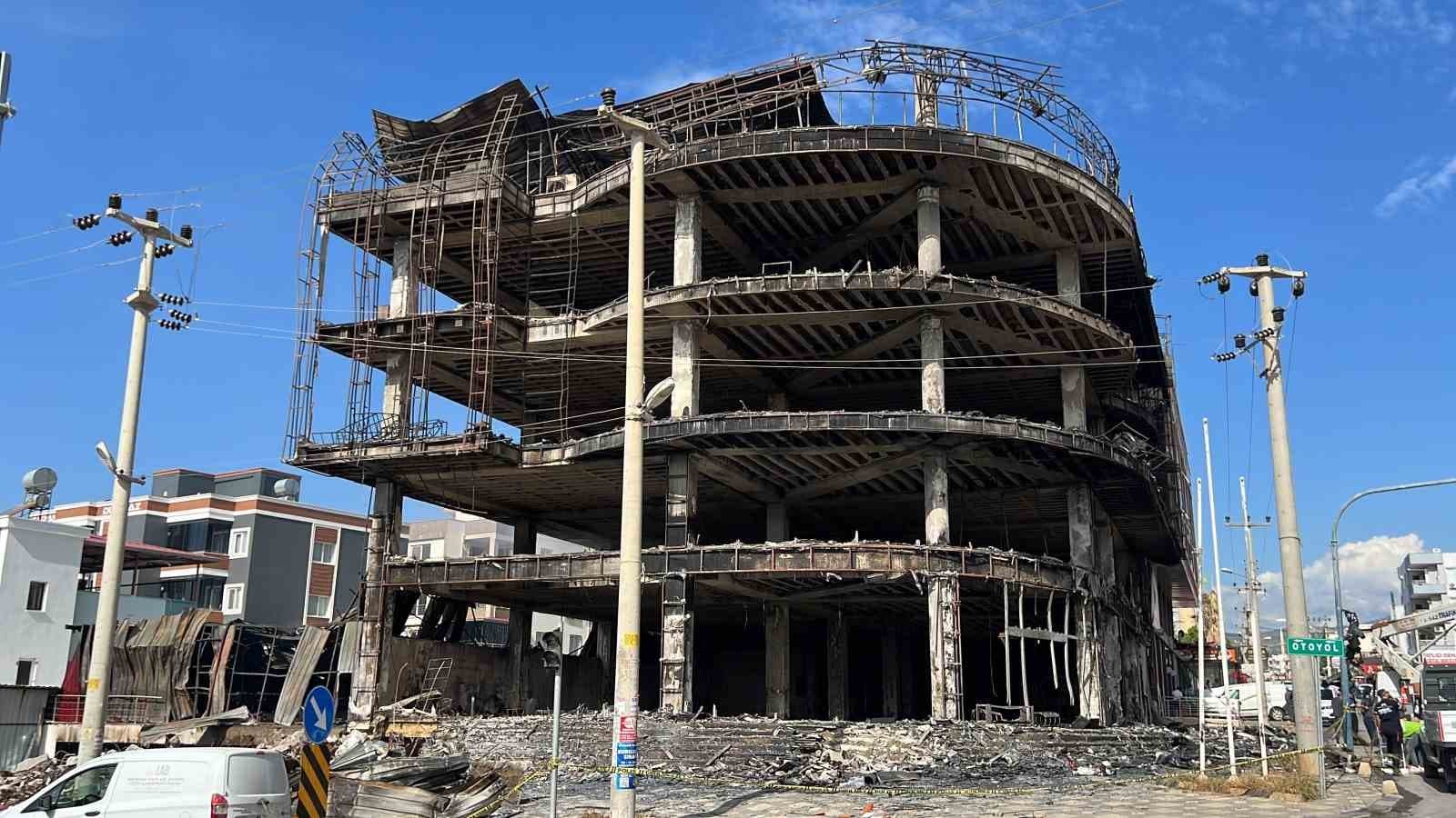 Mersin Mezitli'de Mobilya Mağazasında Büyük Yangın: 2,5 Saatlik Müdahale Sonrası Soğutma Devam Ediyor