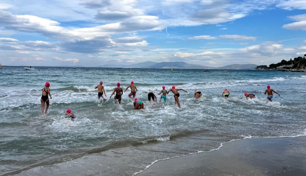 Kuşadası'nda Kız Öğrencilerin Eğitimi İçin Açık Su Yüzme Yarışması Düzenlendi