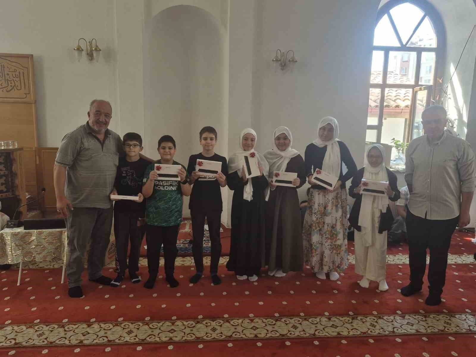 Kur’an Kursu, Çocuklara Dağıtılan Hediyelerle Tamamlandı