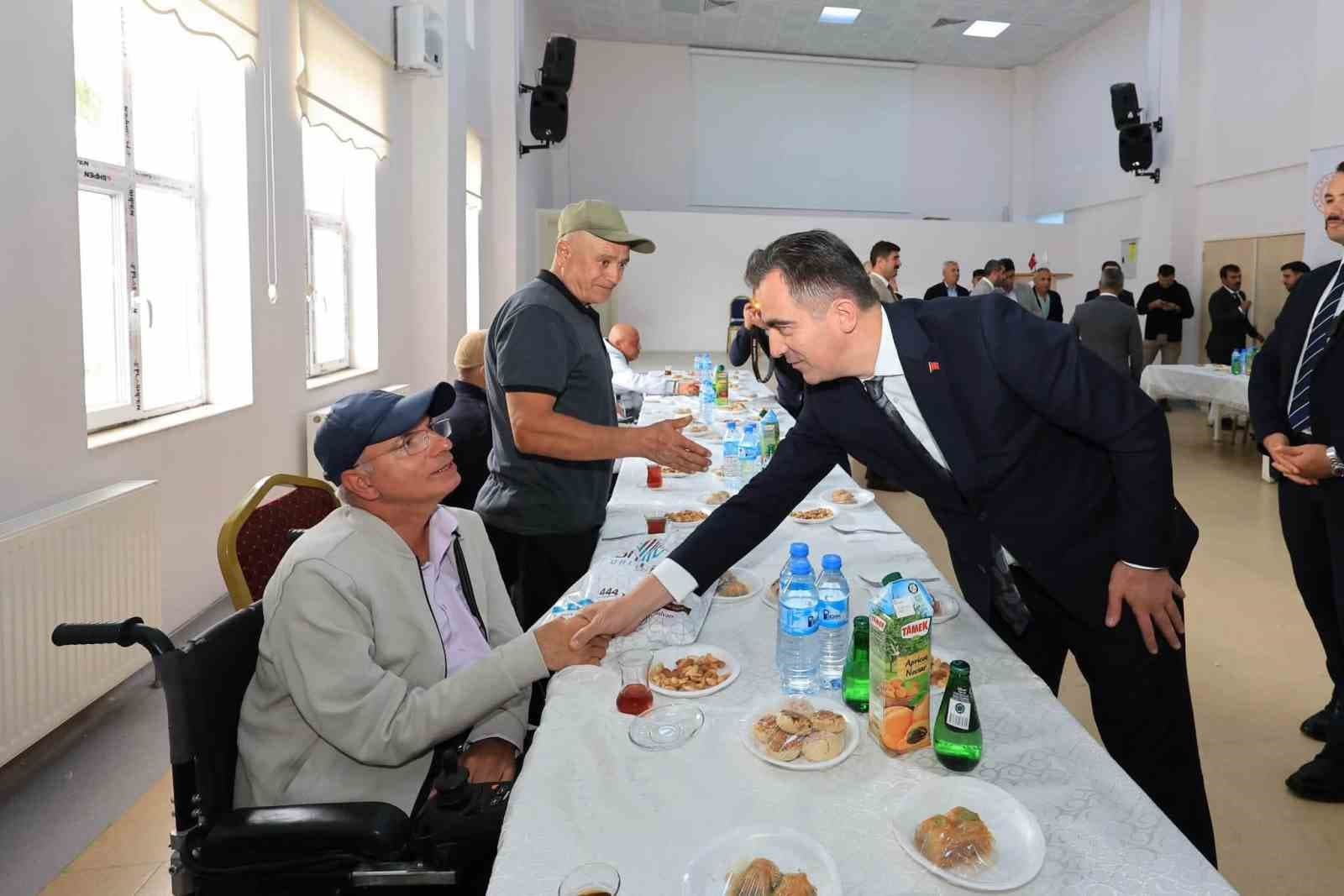 Vali Karakaya, 1 Ekim Dünya Yaşlılar Günü'nde Ahlat Engelsiz Yaşam Merkezini Ziyaret Etti