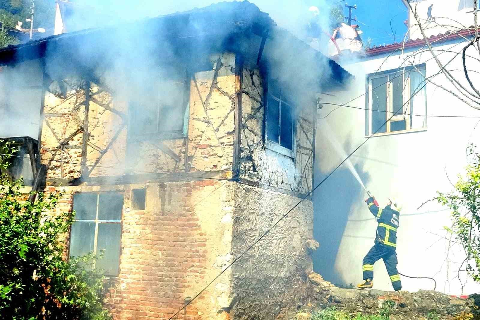 Muğla'da Terk Edilmiş Yapıda Yangın Olayı Yaşandı