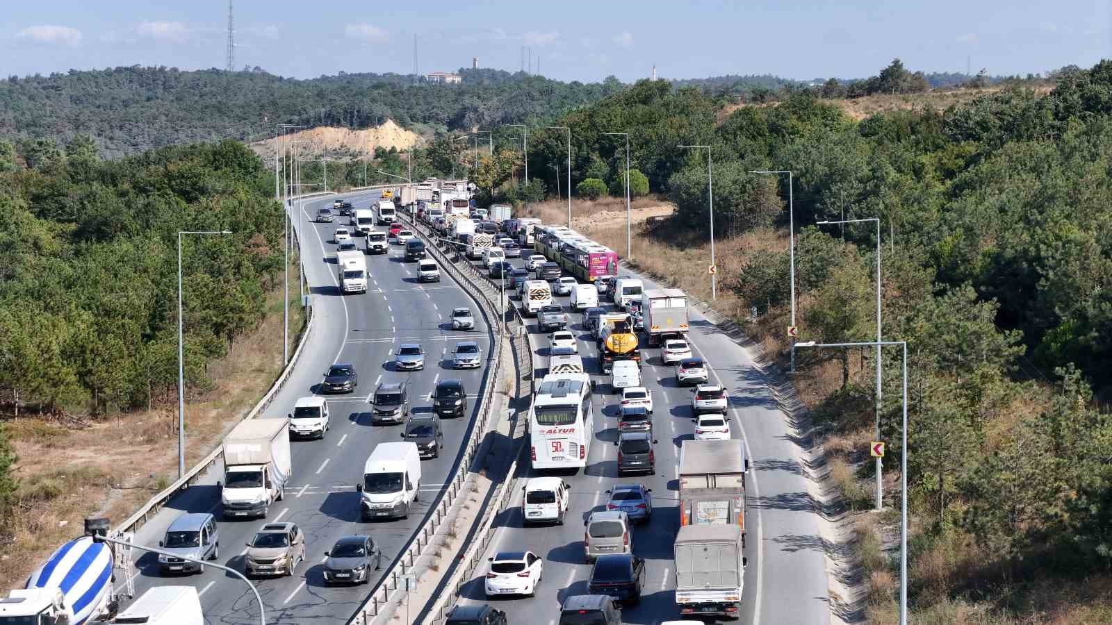 Arnavutköy-Sultangazi Çevre Yolunda Devam Eden İnşaatlar Trafiği Durdurdu: Uzun Araç Kuyrukları Oluştu