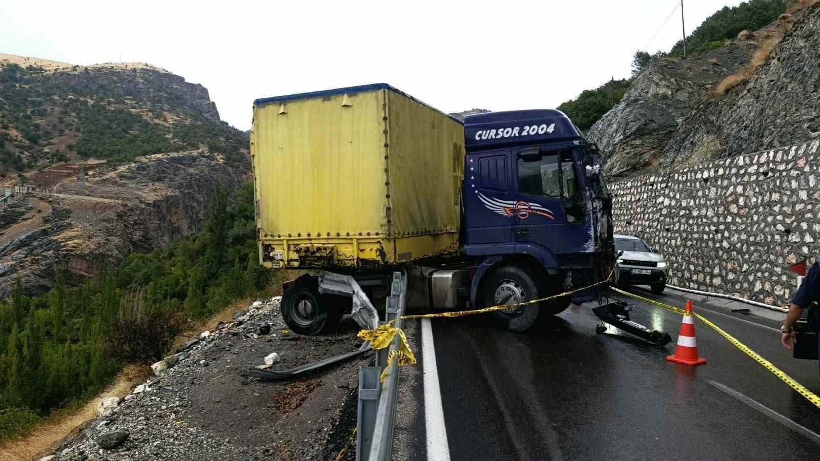 Malatya'da Kontrolden Çıkan Tır Bariyerlere Çarptı