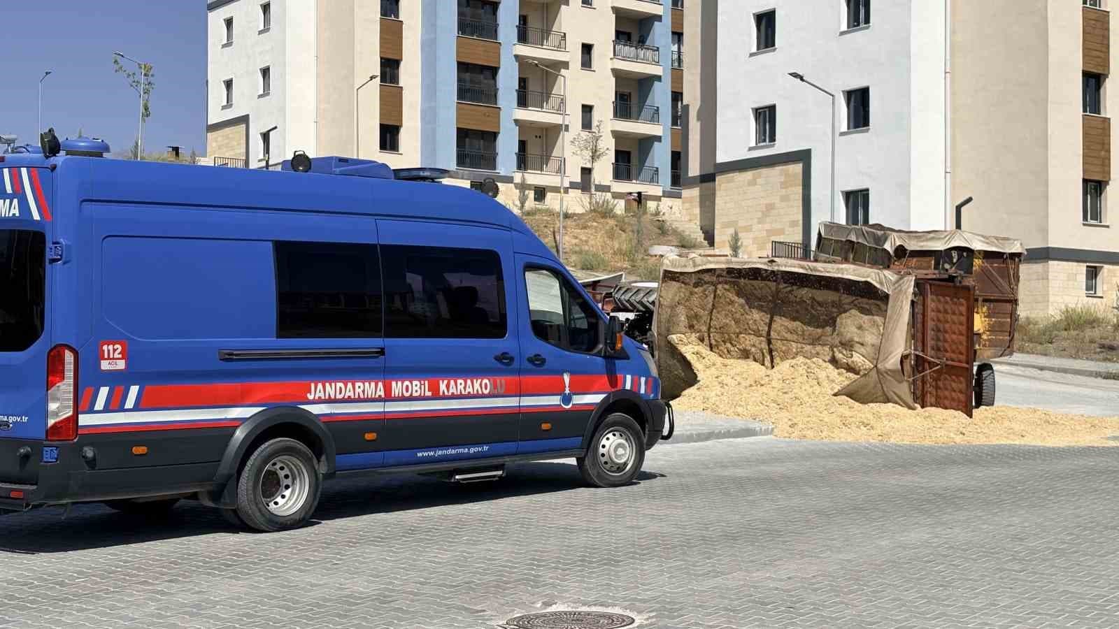 Saman Yüklü Traktör Devrildi, Sürücü Yaralandı