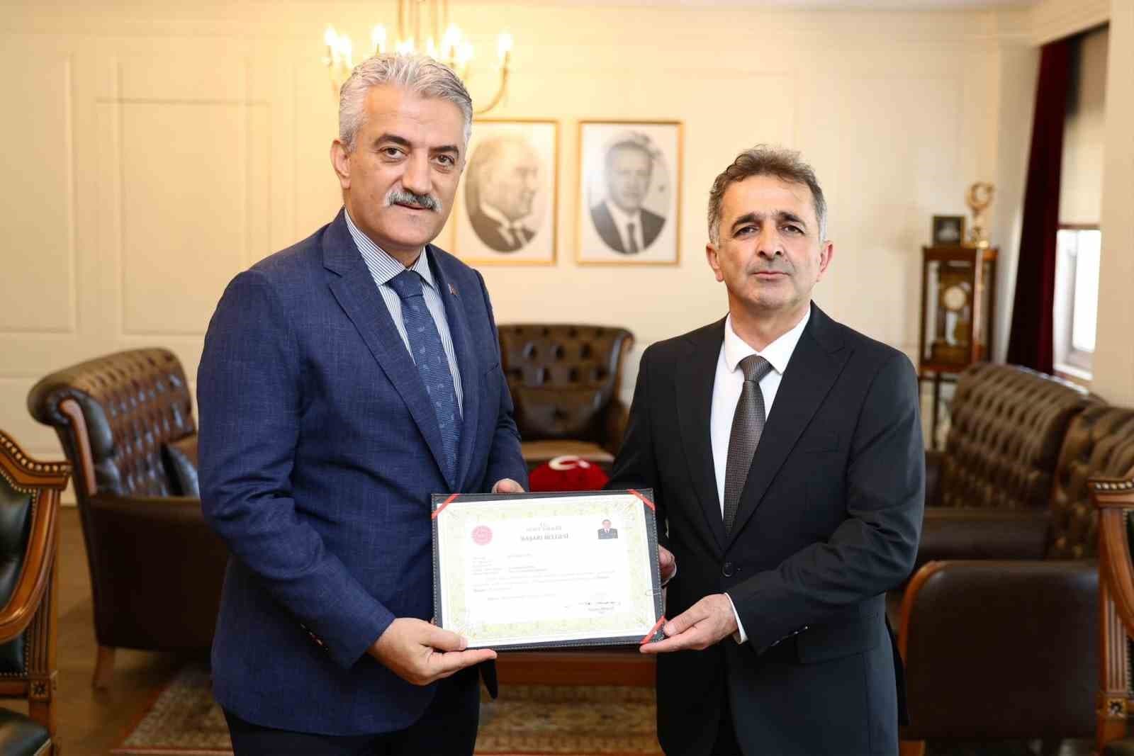 Tuğgeneral Mustafa Tetik'e Başarı Belgesi Takdimi
