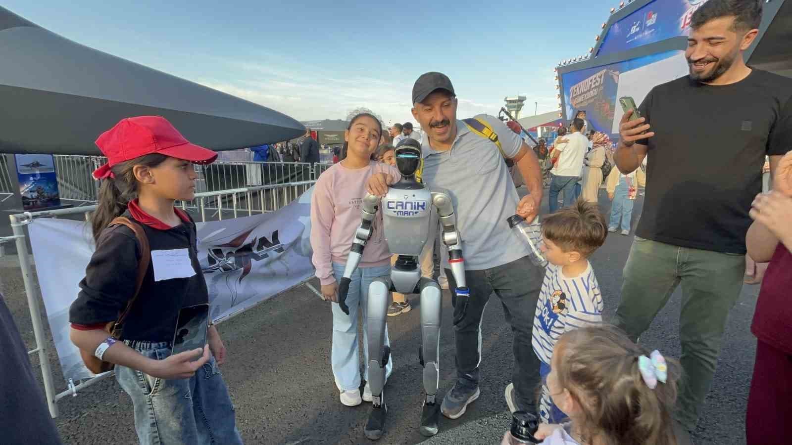 İnsansı Robot 'Canikman', TEKNOFEST Güneydoğu'da Ziyaretçilerin Dikkatini Çekti