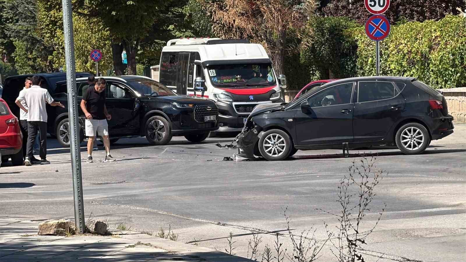 Eskişehir'de Trafik Kazası: İki Araç Çarpıştı, Maddi Hasar Oluştu
