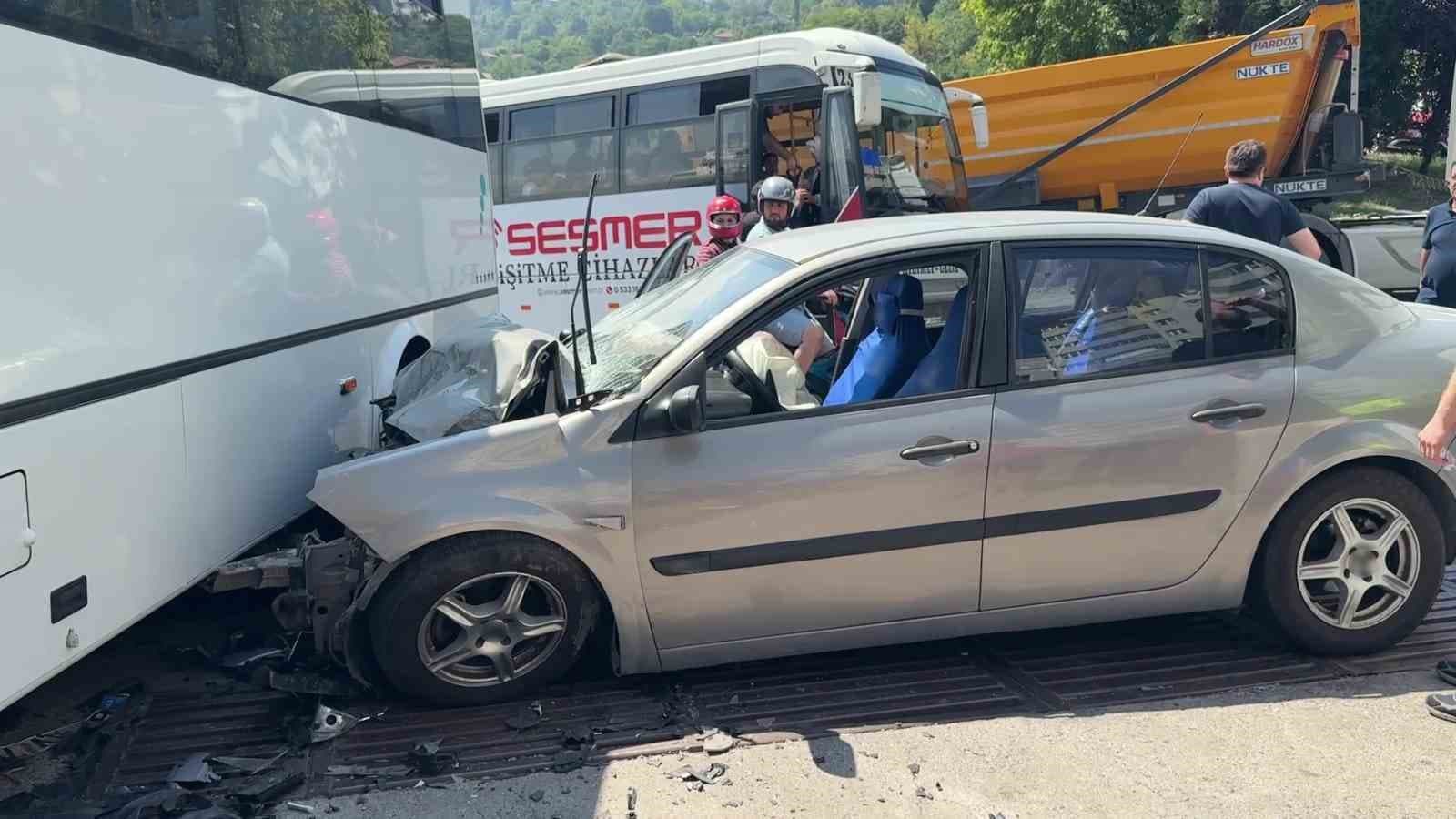 Halk Otobüsü ve Otomobil Çarpıştı: Kilimli'de Yedi Kişi Yaralandı