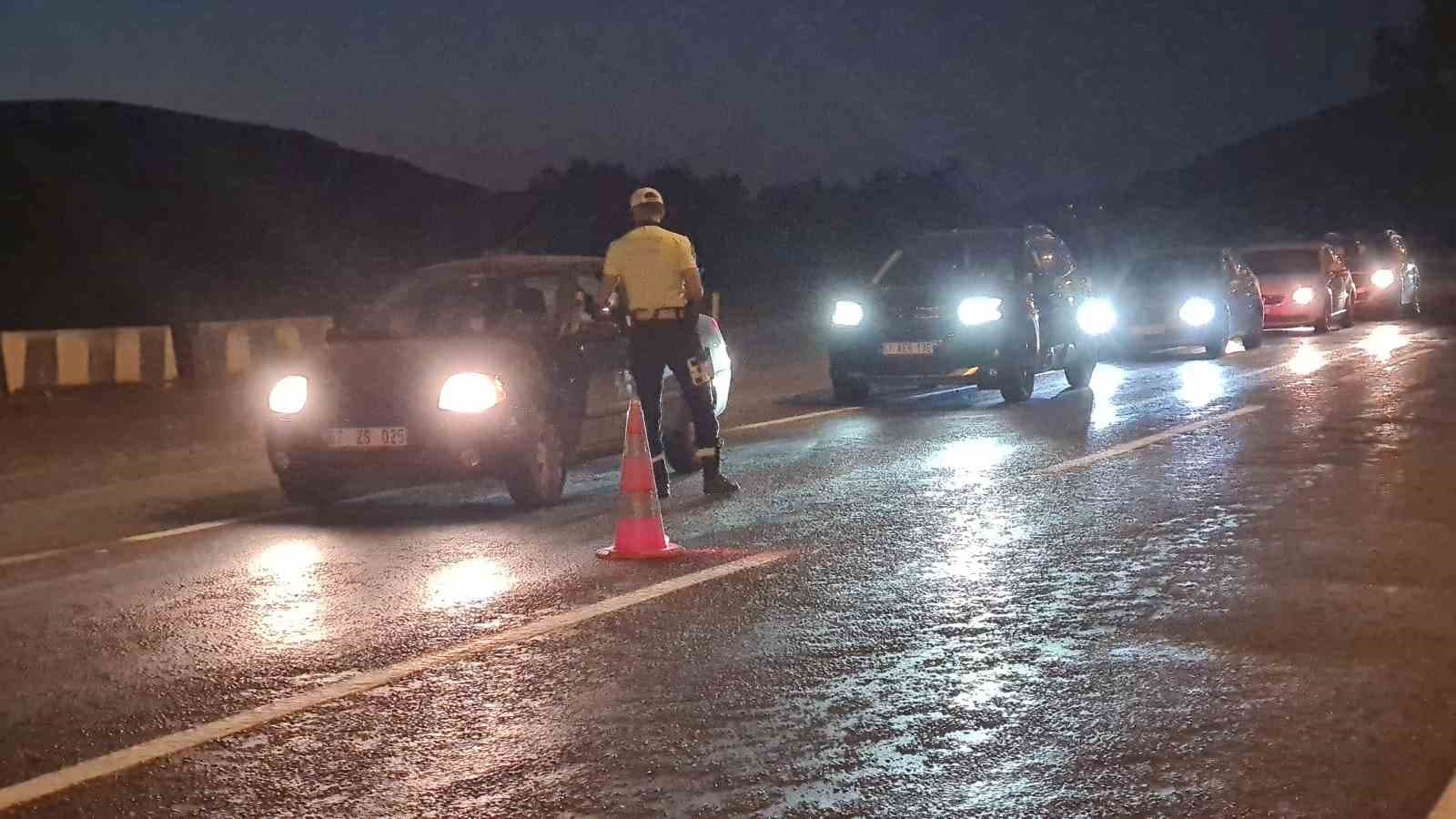 Gece Trafik Kontrolleri: Çaycuma'da Güvenlik Tedbirleri Alındı