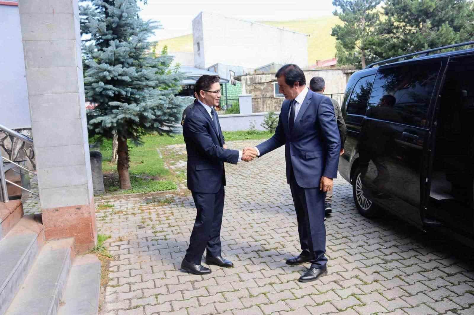 Ardahan Üniversitesi Rektörü Emiroğlu, Kaymakam Sakızcı'yı Ziyaret Etti