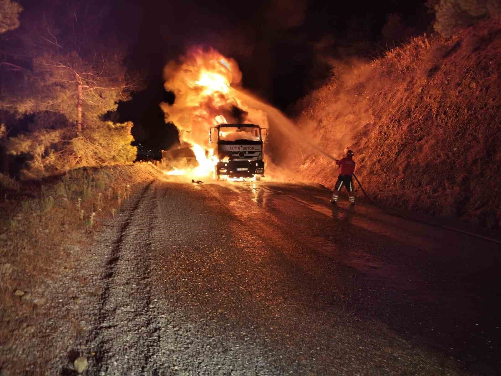 Havran’da kamyon alev alev yandı, orman ve maden ekipleri seferber oldu