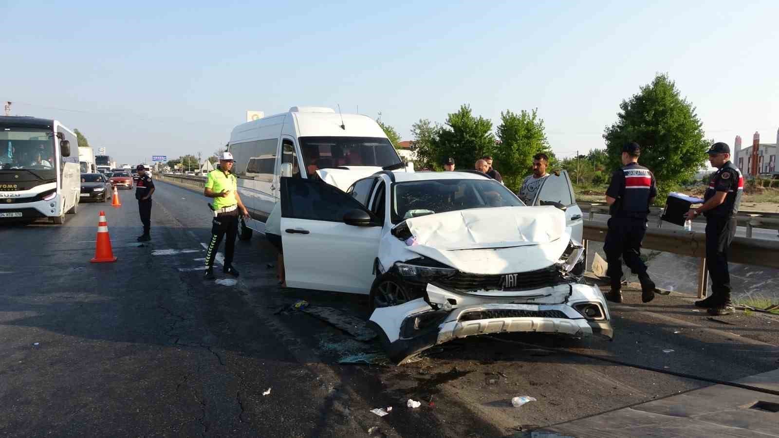Antalya'da Zincirleme Kaza: Altı Araç Karıştı, 17 Kişi Yaralandı