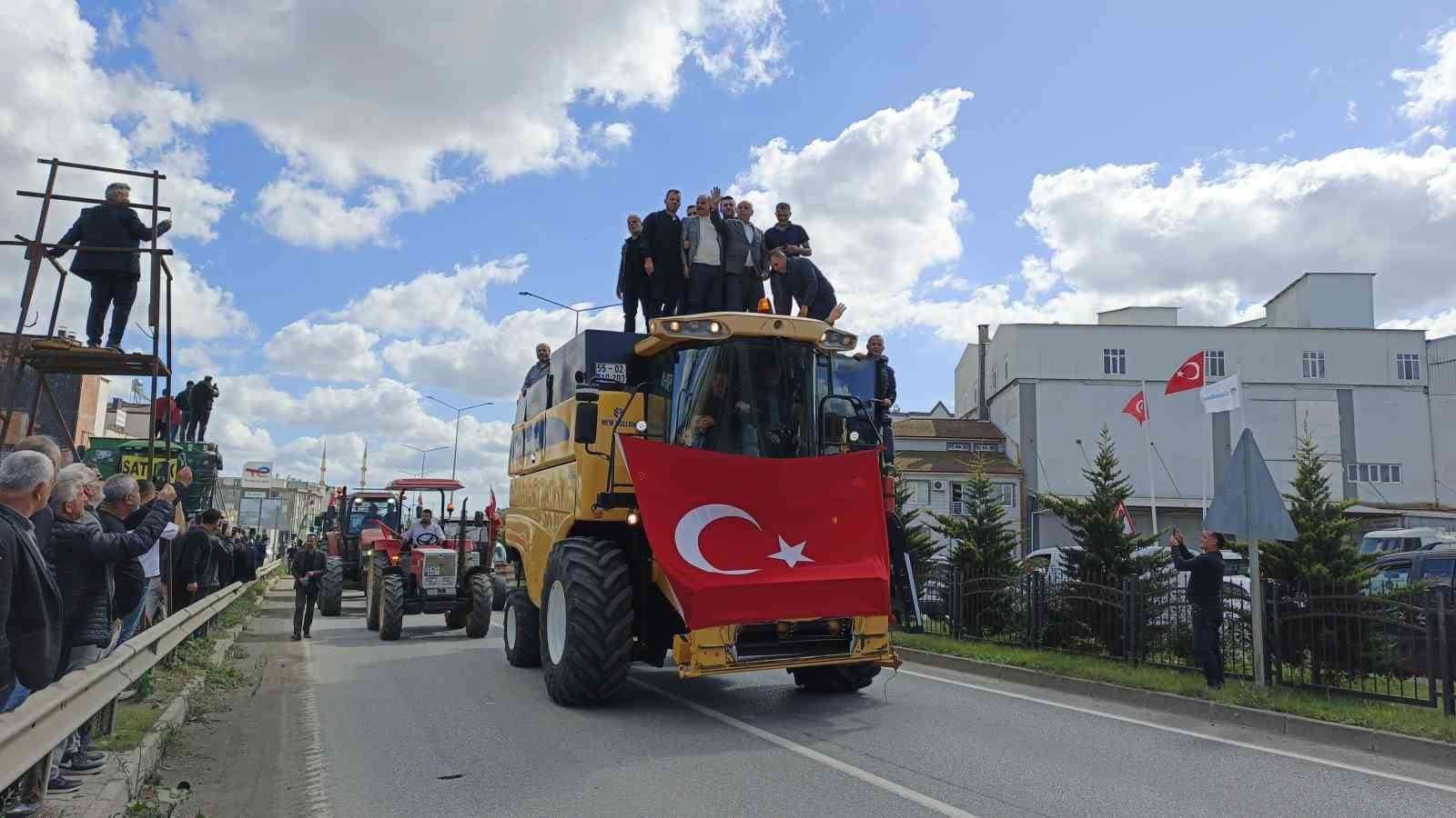 Bafra'da Çeltik Üreticileri, Fiyat Açıklaması İçin 600 Traktörlü Konvoy Oluşturdu