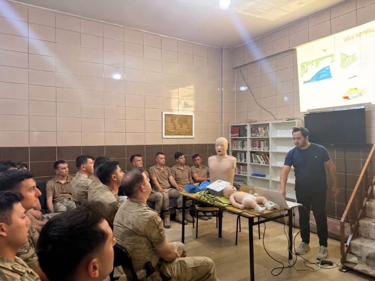 Uludere'de Jandarmaya Uygulamalı İlk Yardım Eğitimi: 66 Personel İçin Hayati Bilgiler