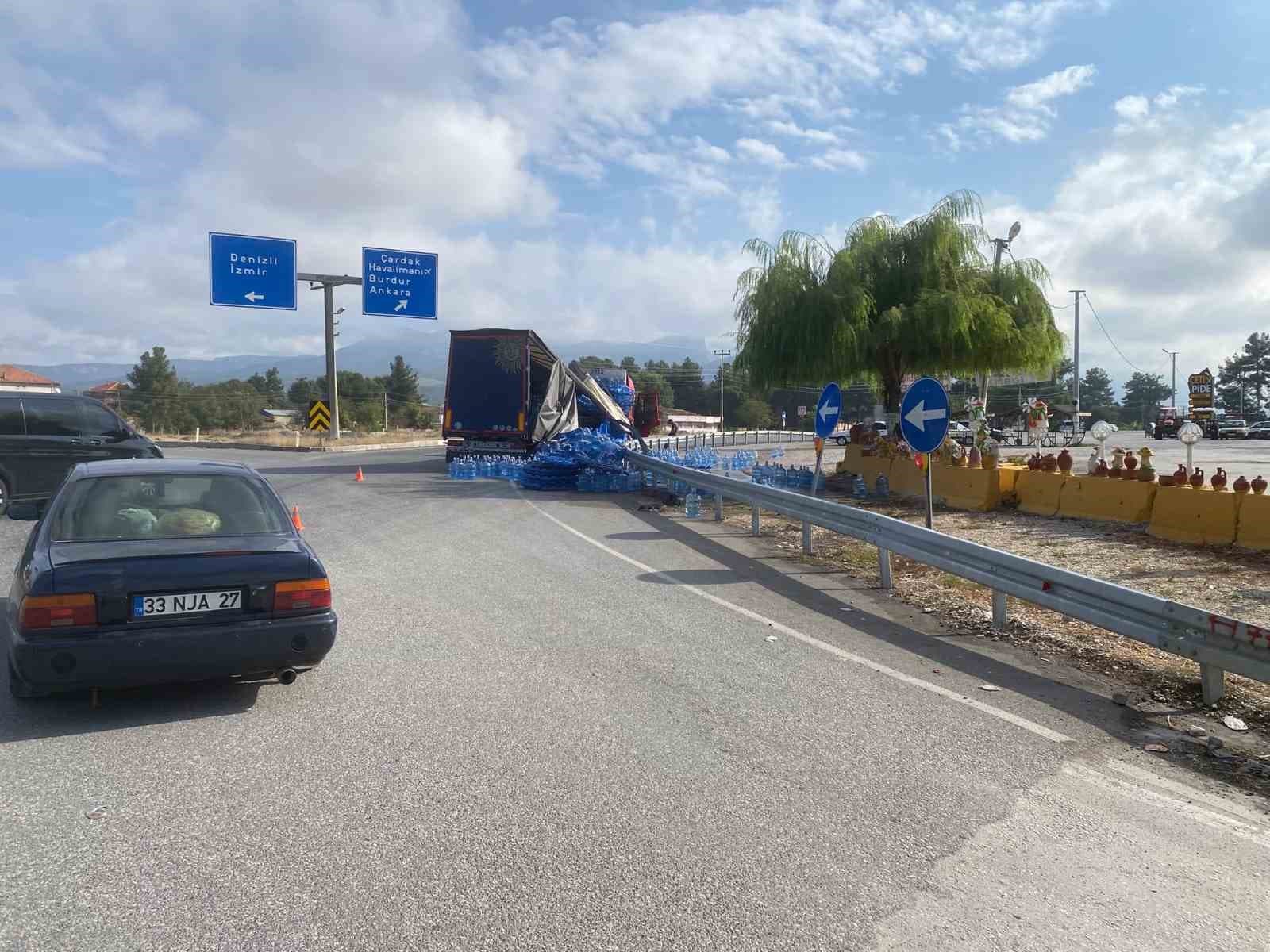 Virajı Geçemeyen Su Yüklü Tır Yan Yattı