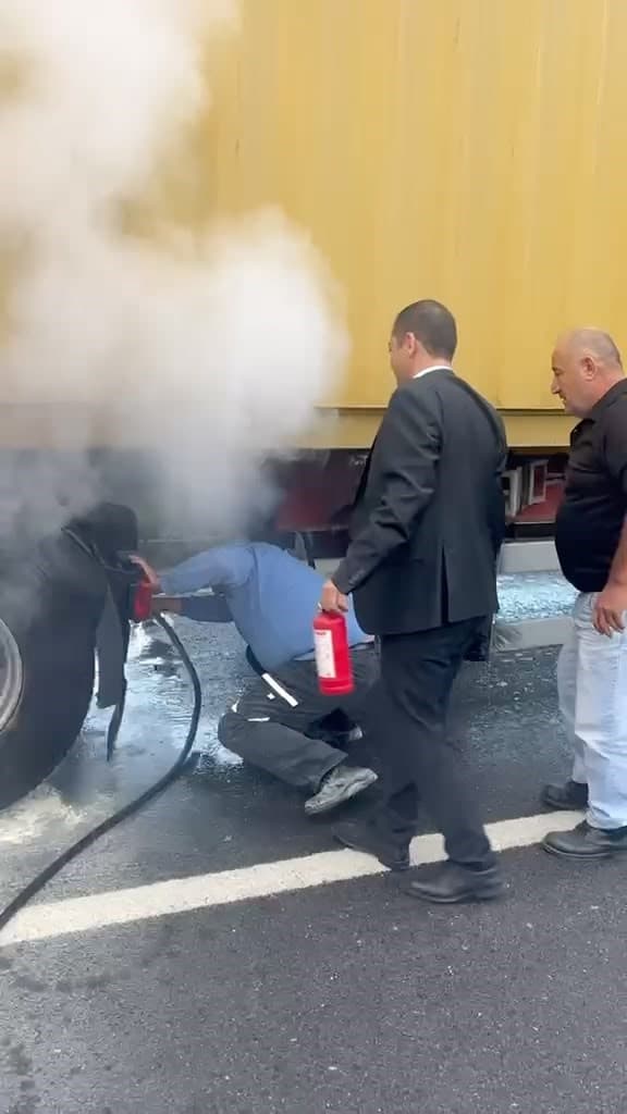 Bolu'da Tır Yangınına Vatandaşlar Müdahale Etti