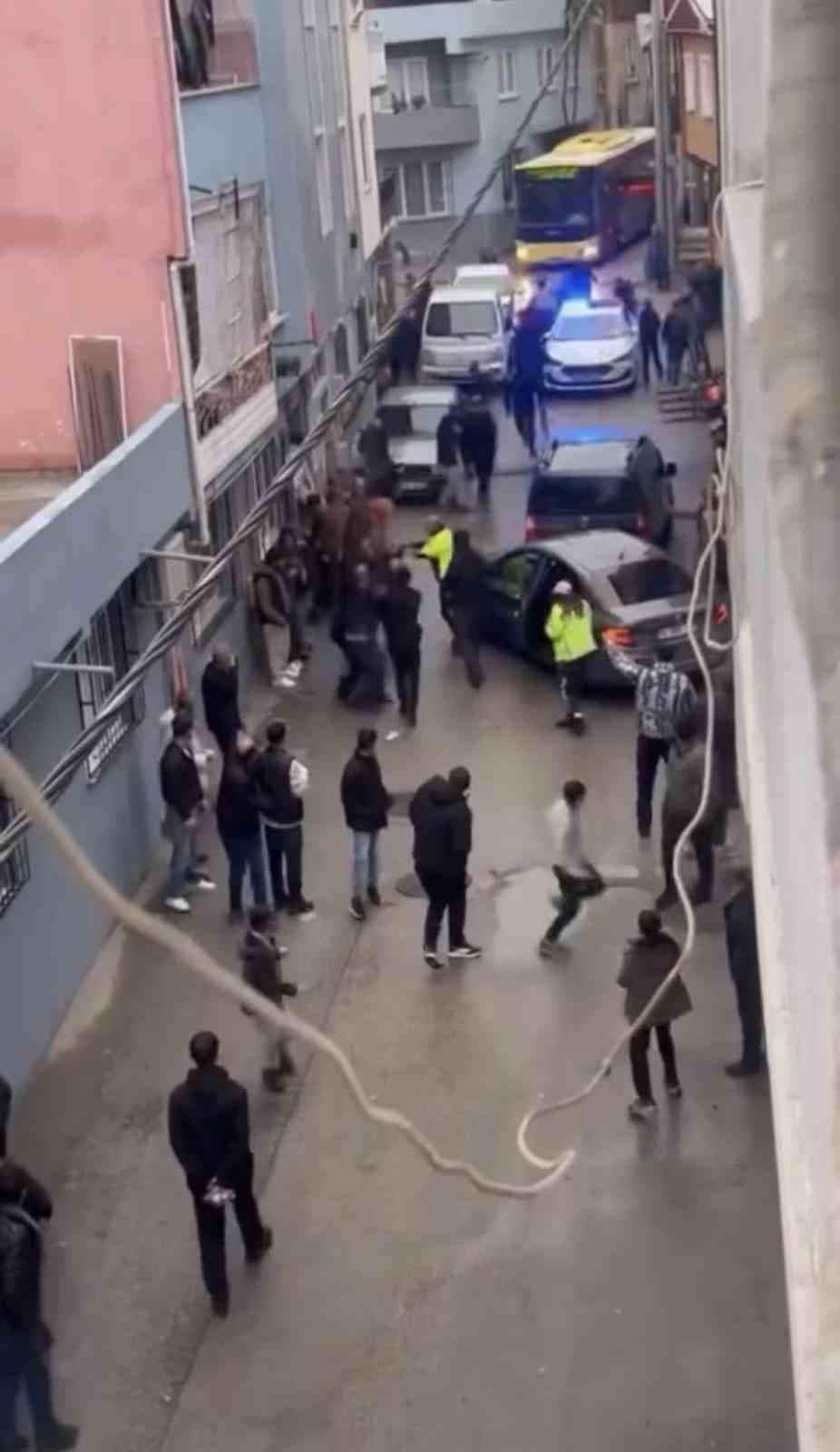 Polisten kaçan araç durduruldu, mahalleli şüphelileri kaçırdı