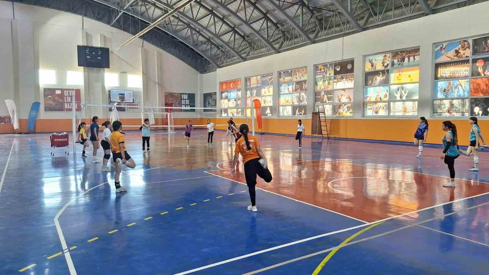Bulanık'ta Yaz Spor Okulları Voleybol Eğitimleri Yüksek Katılımla Sürüyor