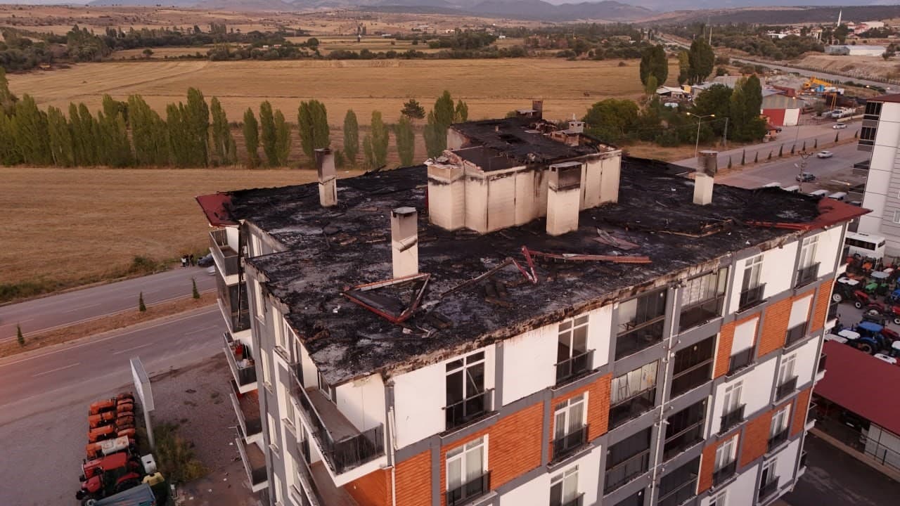 Beyşehir'de 5 Katlı Apartman Çatısında Çıkan Yangın Kontrol Altına Alındı