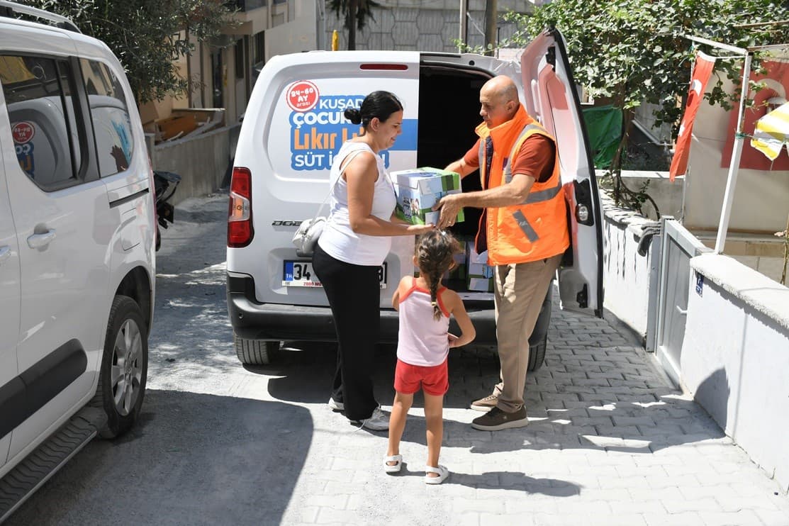 Kuşadası Belediyesi, Dezavantajlı Çocuklara Süt Tedarikiyle Destek Sağlıyor