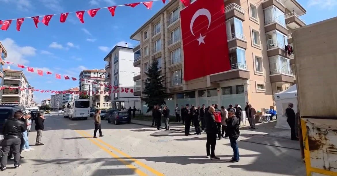 Şehit Polis Ahmet Türkoğlu'nun Ailesine Saygı Duruşu