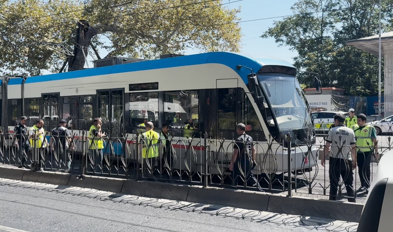Beyoğlu'nda Tramvay Raydan Çıktı: Yolcular Tahliye Edildi