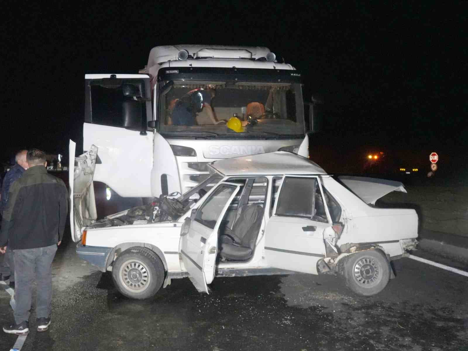 Kastamonu'da Tır ve Otomobil Çarpışması: Kazada Sürücü ve Eşi Hayatını Kaybetti