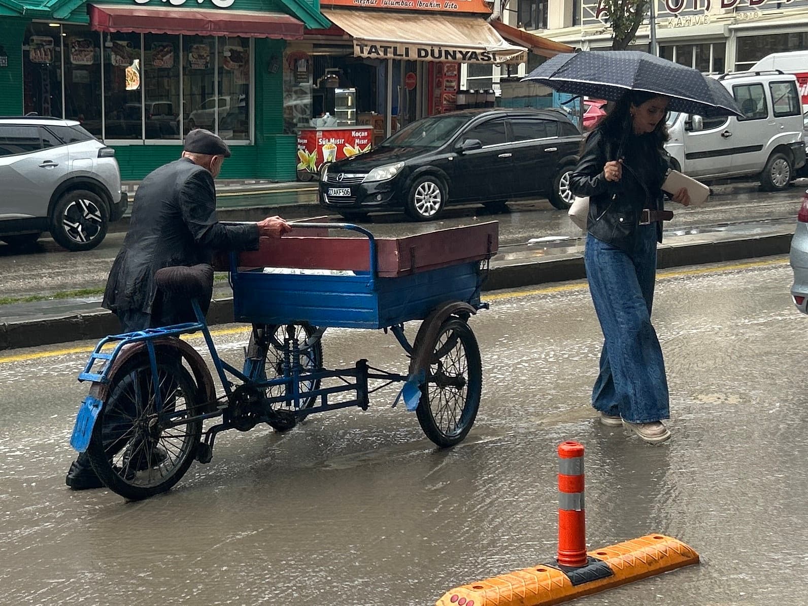Van'da Ani Yağış Yaşandı: Kent Yağmura Hazırlıksız Yakalandı