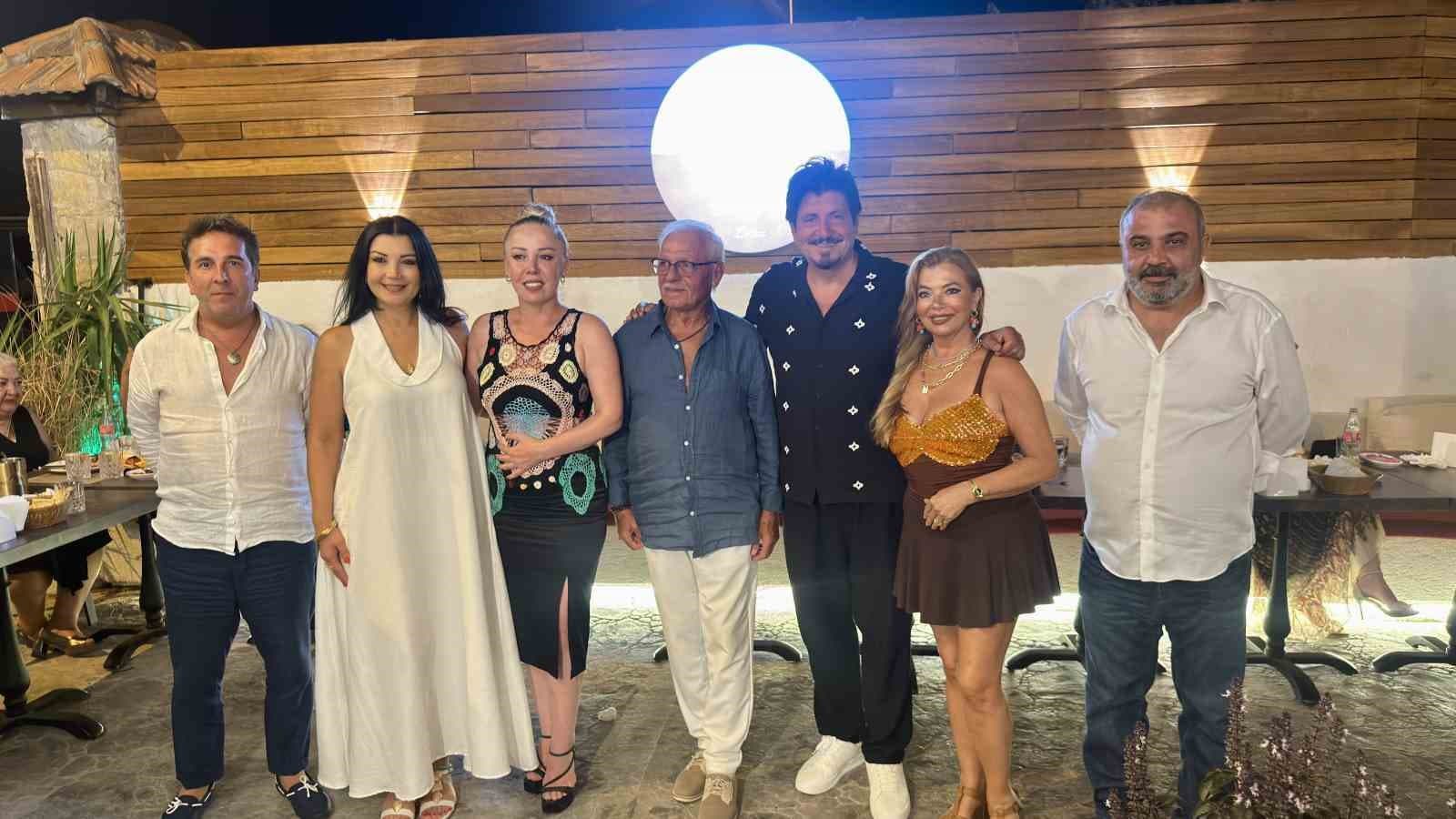 Sanatçı Ekin Akkaş'ın Doğum Günü Kutlamasında Pasta Yerine Karpuz Kullanıldı