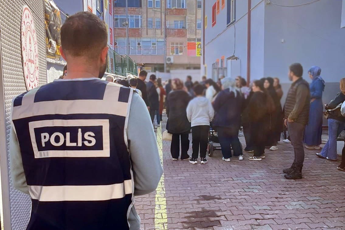 Karasu'da Eğitim Saatlerinde Öğrenci Güvenliği İçin Polis Nöbeti