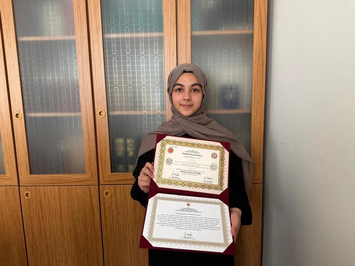 Burdur'da Genç Hafız Hatice Sena Öztürk, Kısa Sürede Kur'an-ı Kerim'i Ezberledi