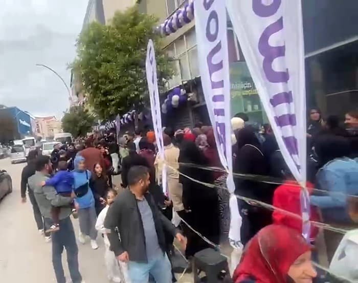 Darıca'da Açılış İndirimleri İzdihama Yol Açtı, Trafik Aksadı