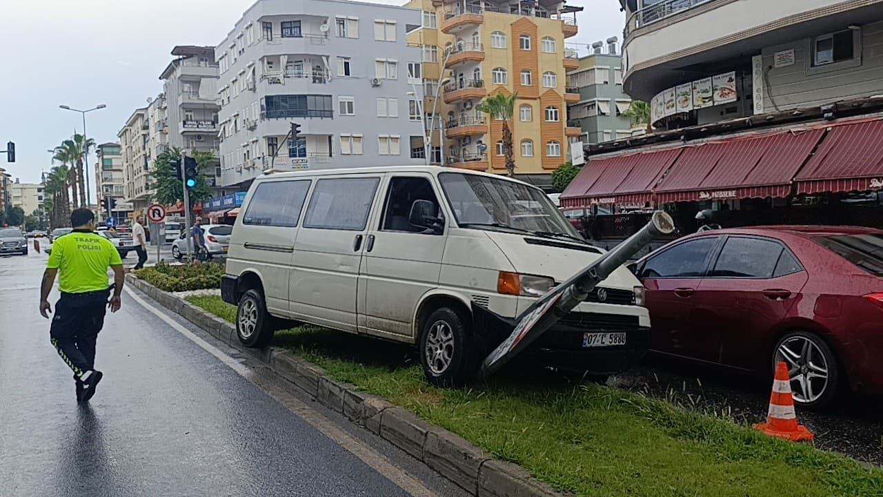 Yağmurda Kontrolden Çıkan Kamyonet Refüjdeki Tabelaya Çarptı, Karşı Yoldaki Araca Zarar Verdi