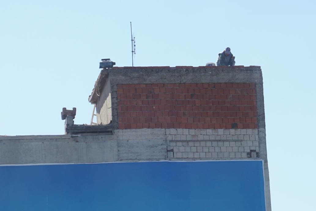 İzmir'de 10 Katlı Bina Çatısında Güvenlik İhlalleri Yaşandı