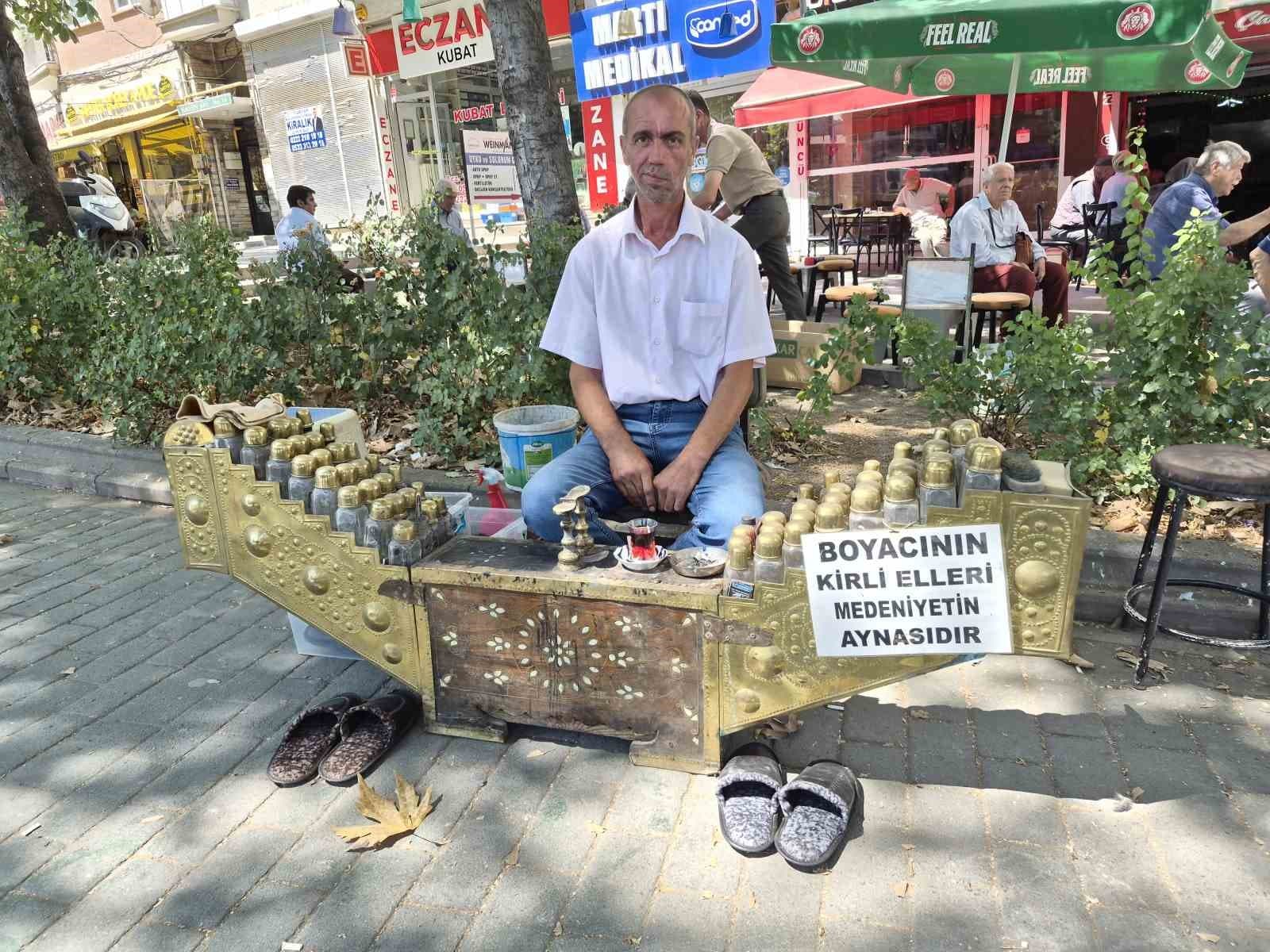 Eskişehir'de Seyyar Ayakkabı Boyacısının Tezgâh Yazısı Konuşuluyor