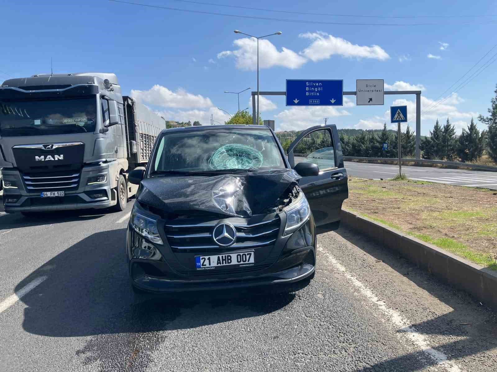 Diyarbakır'da Karşıya Geçmeye Çalışan Kişiye Araç Çarptı, Yaralı Ağır Durumda