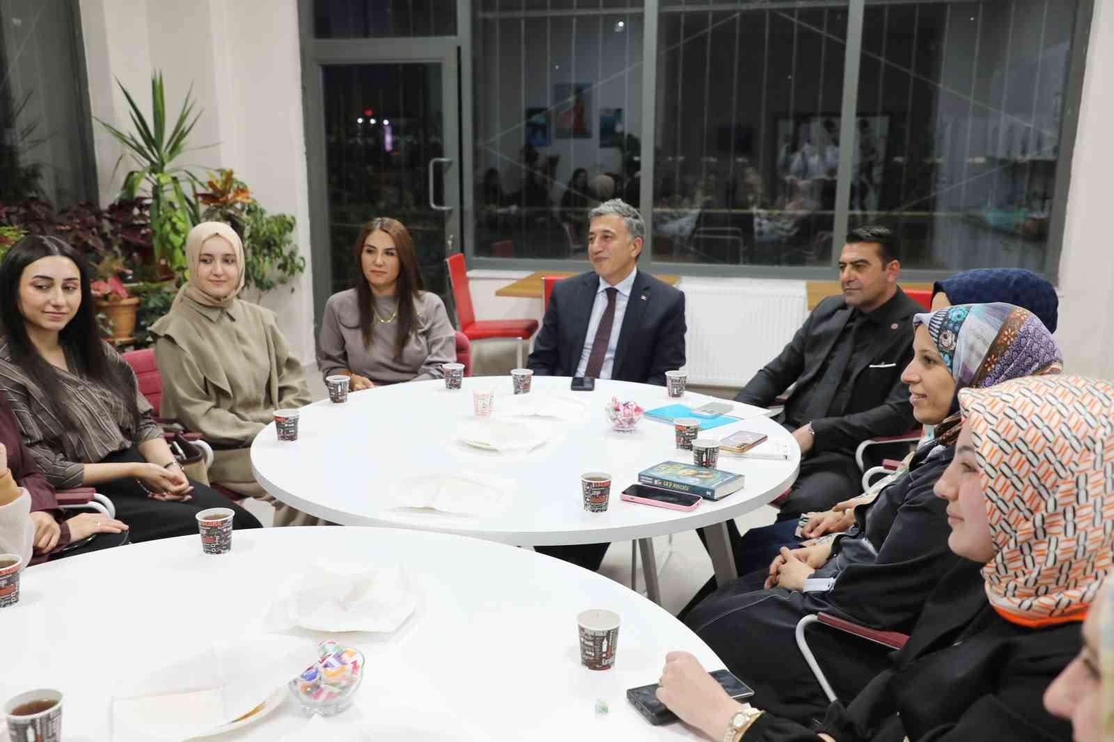 Maarif'in Kalbinde Kitap Sohbetleri" Ağrı'da Başladı: Öğretmenler Kitapları Belirledi