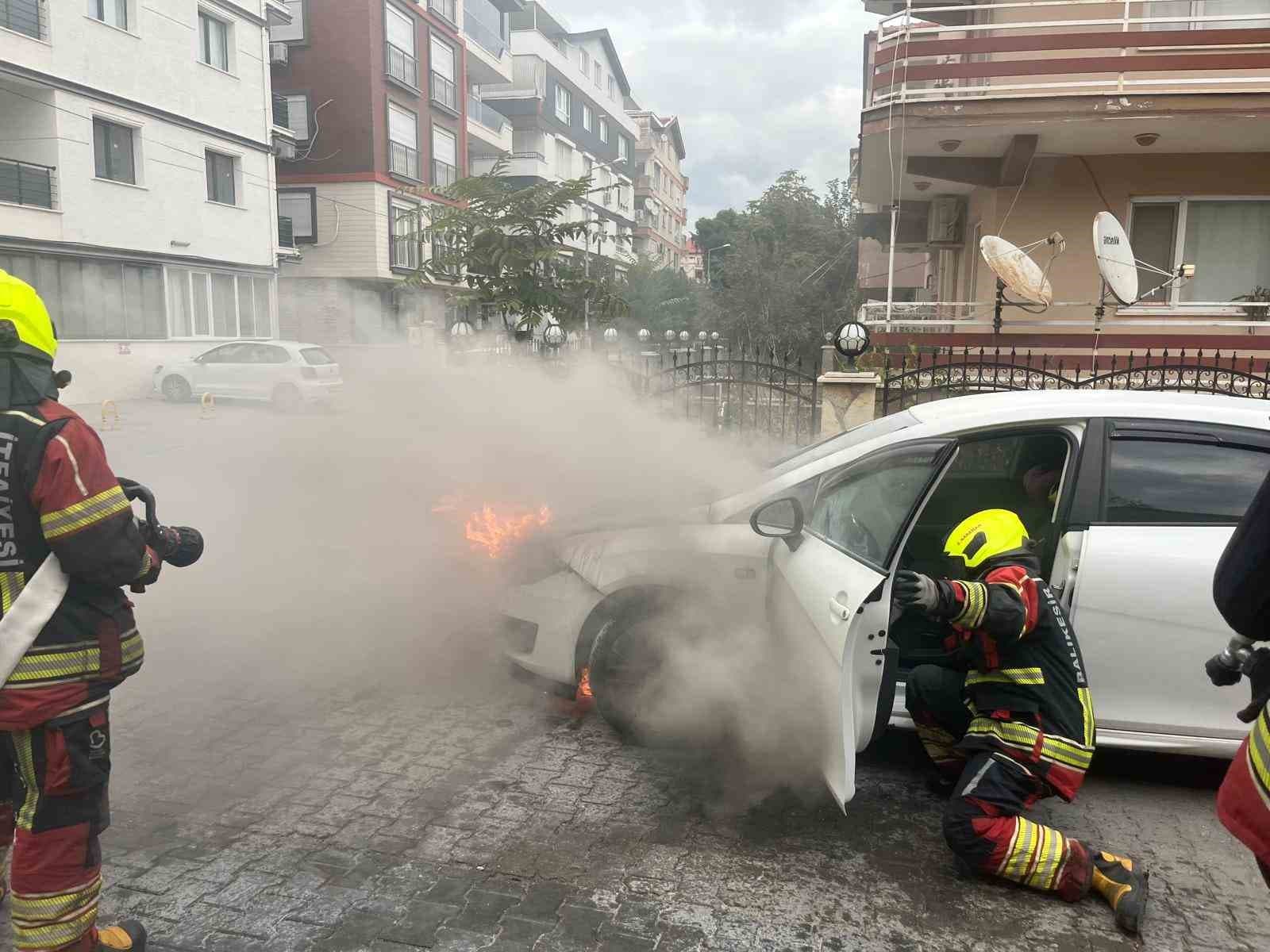 Burhaniye'de Cadde Üzerindeki Otomobil Yangını İtfaiye Hızlı Müdahalesiyle Kontrol Altına Alındı