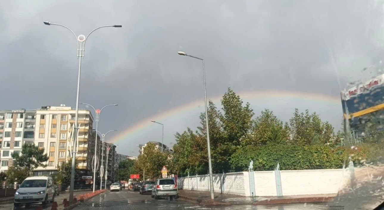 Siirt'te Yağmur Sonrası Oluşan Gökkuşağı Gözlemcileri Etkiledi