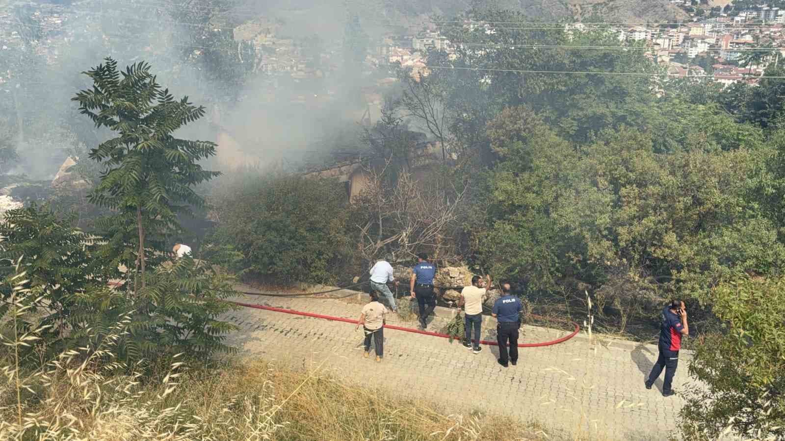 Otluk Alandaki Yangın Metruk Yapıya Ulaştı