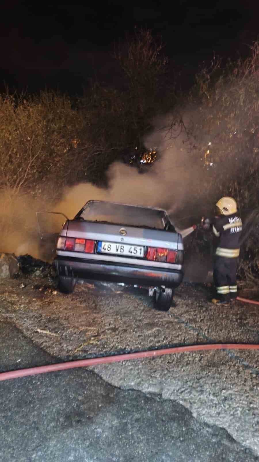 Bodrum'da Tek Taraflı Kaza Yapan Otomobil Ateşlendi