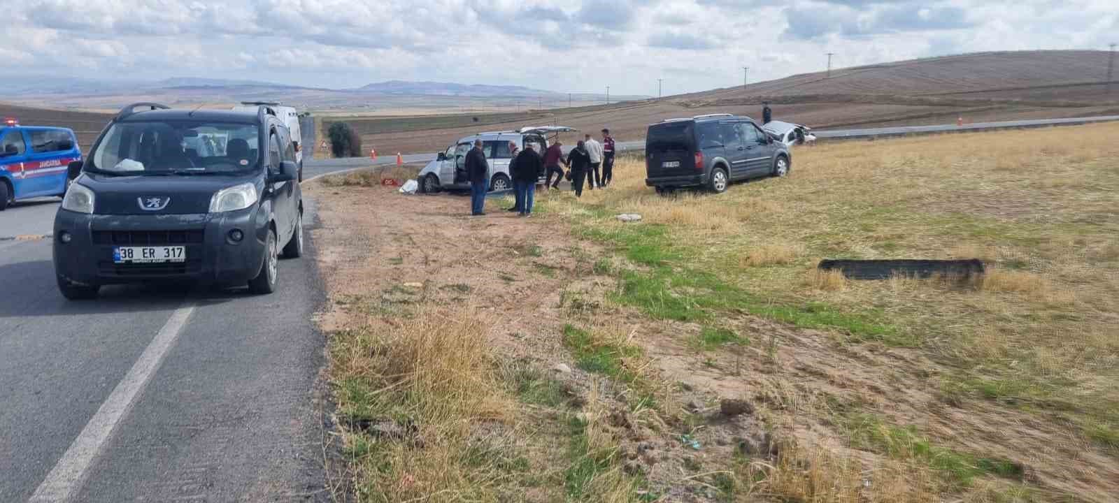 Kayseri'de Hafif Ticari Araç ile Otomobil Çarpıştı: Bir Kişi Hayatını Kaybetti, Üç Kişi Yaralandı