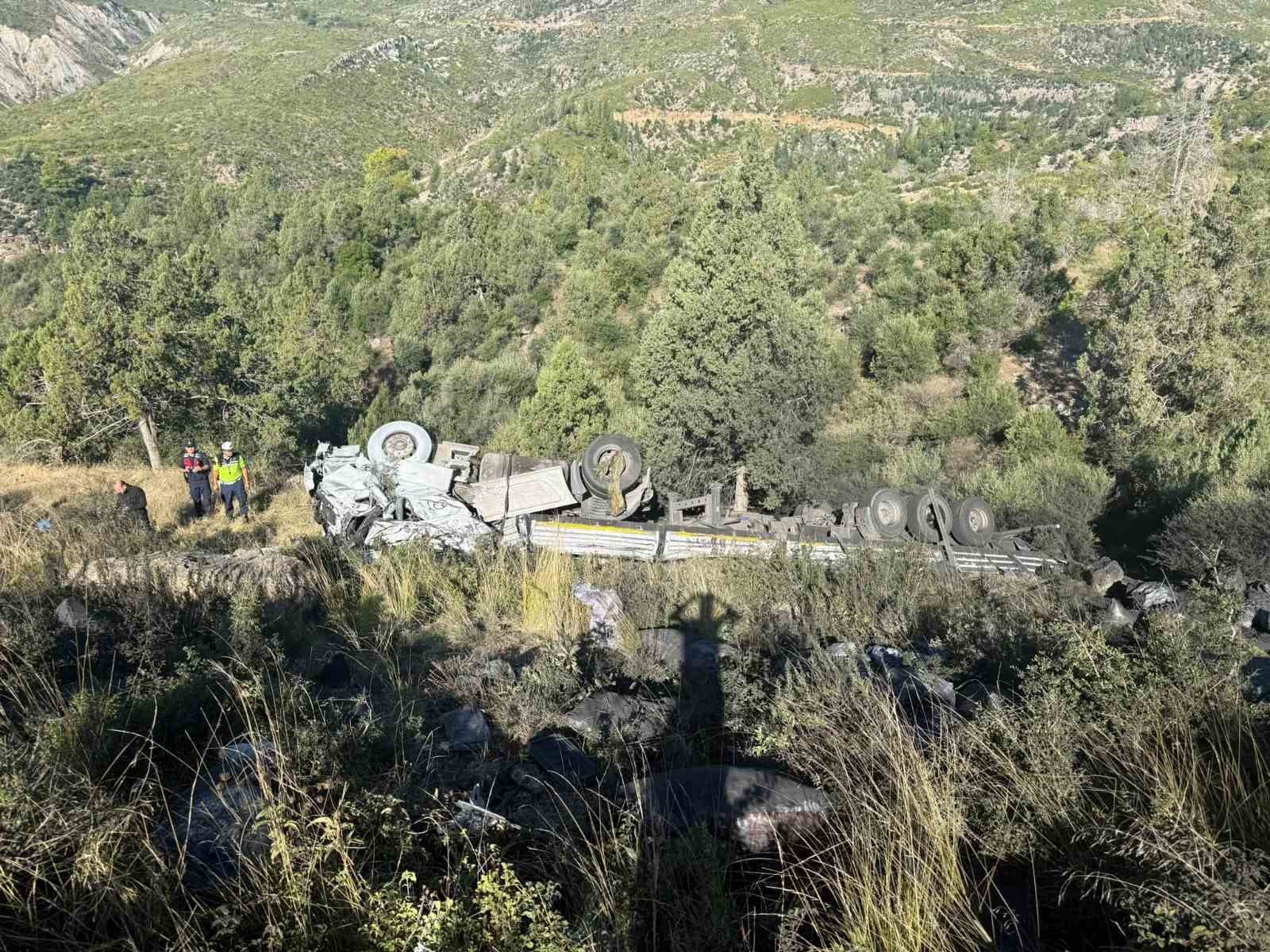 Antalya’da kömür yüklü tır şarampole devrildi: 2 yaralı