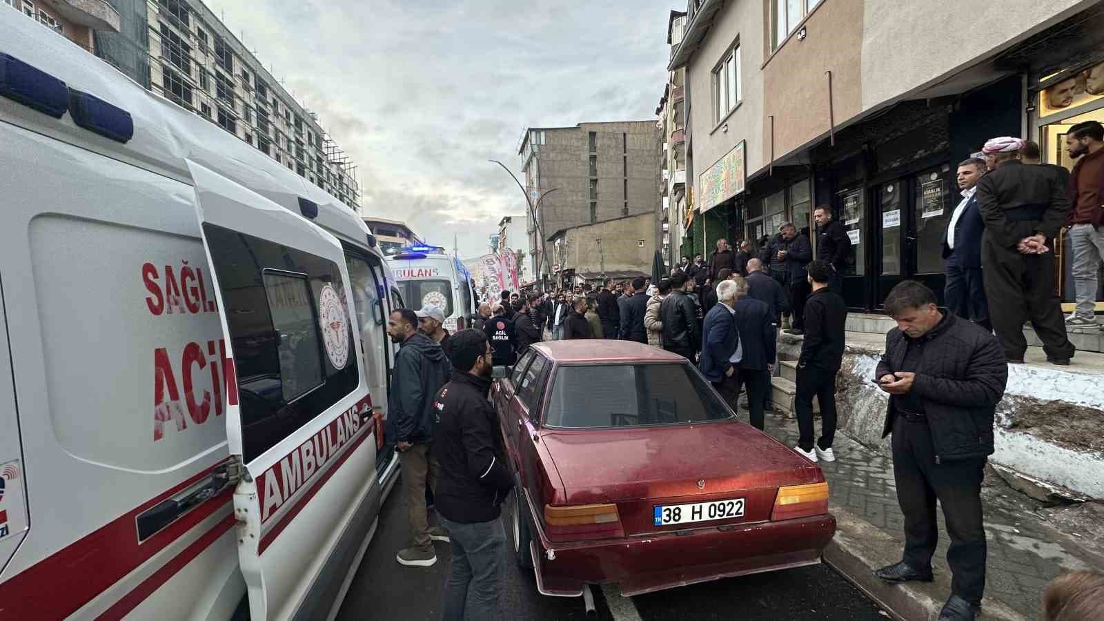 Yüksekova'da Çatışma: Sokakta Taş ve Sopalarla Kavga, Dört Kişi Yaralandı