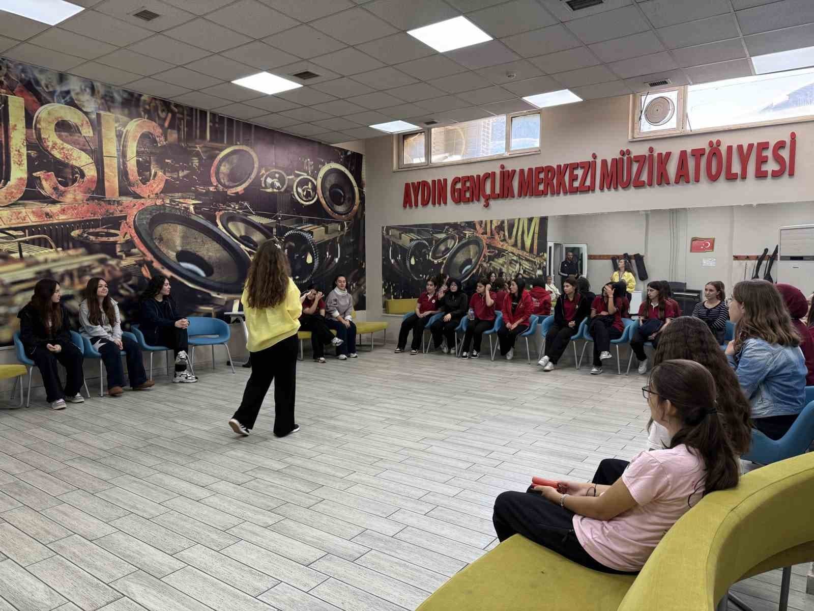 Lise Öğrencileri Aydın Gençlik Merkezi'ni Ziyaret Etti