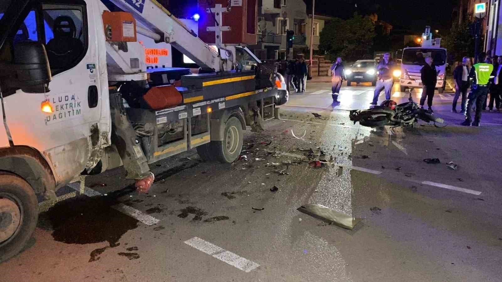 İnegöl'de Motosiklet ve Kamyonet Çarpışmasında İki Kişi Hayatını Kaybetti